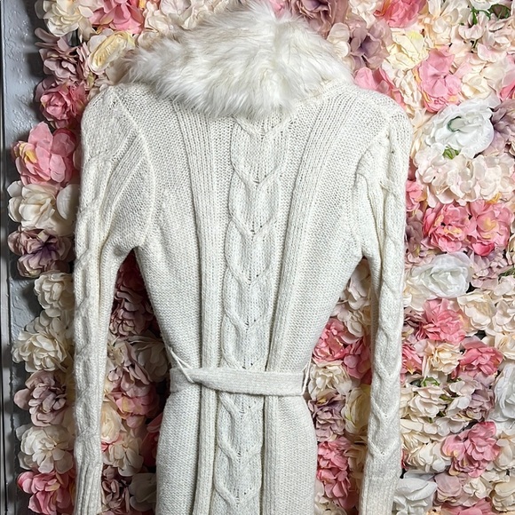 Jennifer Lopez Cream Cardigan with Faux Fur Collar - Picture 5 of 5